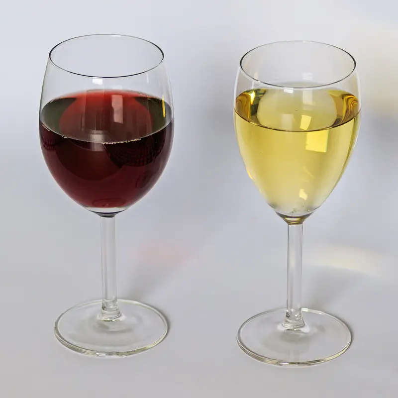 A glass of red wine and a glass of white wine side by side